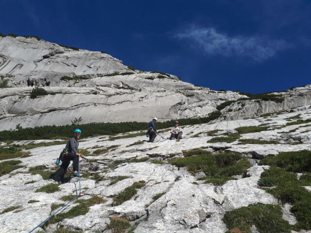 Gruppe des Kletterkurses am Fels beim Üben nahe der Blauseishütte