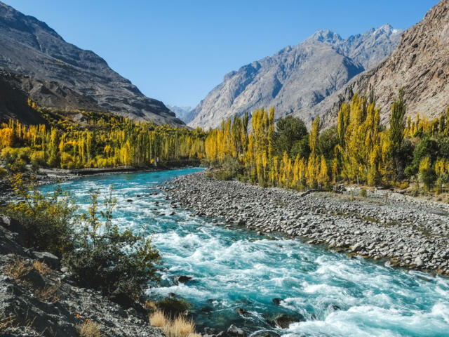 Gilgit River mit Blick auf den Hindukusch