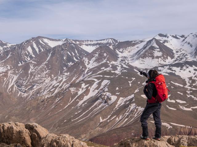 Wandererin vorm Jebel Toubkal im  Hohen Atlas