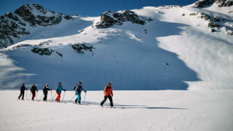 Skitourengruppe im Aufstieg bei besten Verhältnissen