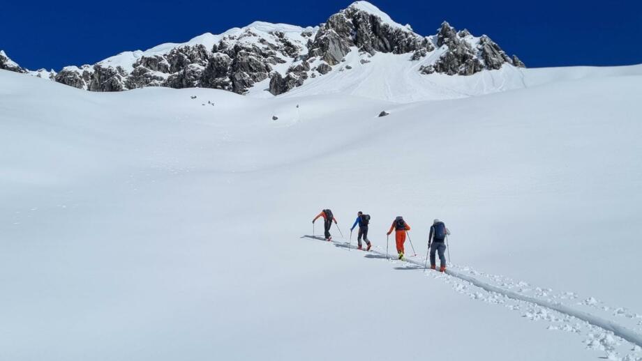 Skitourengruppe im Aufstieg