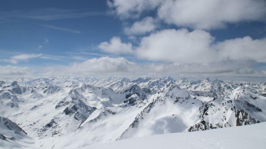 Berglandschaft mit Wolken rund um die Franz Senn Hütte in den Stubaier Alpen