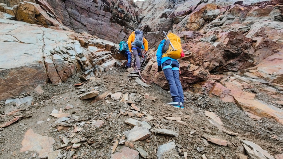 Teilnehmer vor der Hohenwartscharte, über die ein Klettersteig führt