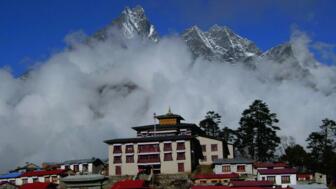 Nebelumhülltes Bergdorf in Nepal