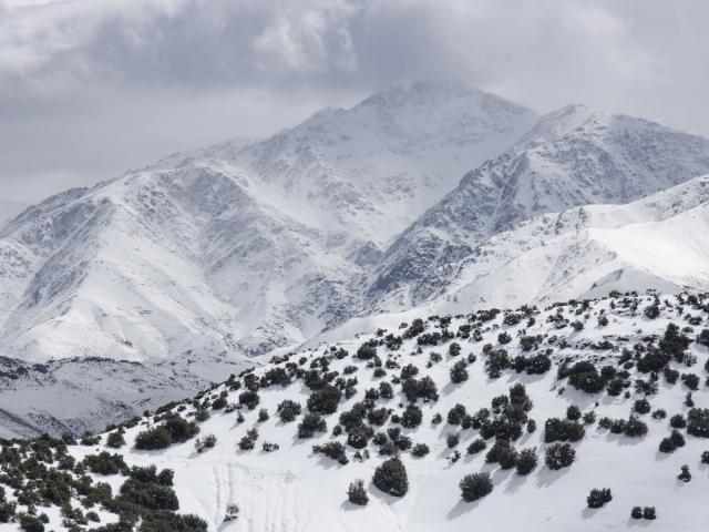 Verschneite Berge im Hohen Atlas