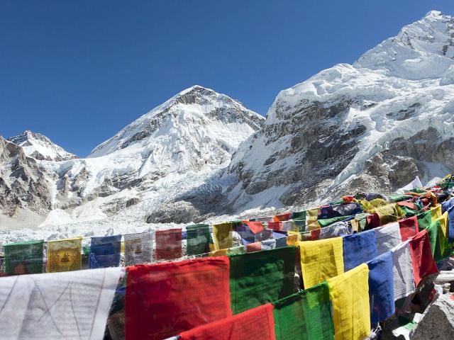 Sicht vom Mount Everest Basecamp mit Gebetsfahnen im Vordergrund