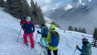 Skifahrer vor Eingang zur Tiefschneeabfahrt