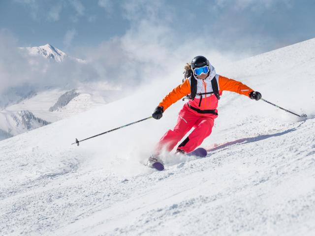 Skifahrerin auf einer Piste