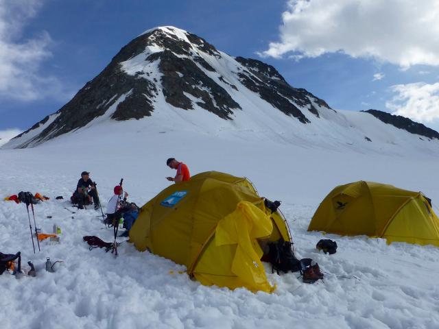 Zeltlager im Schnee auf dem Stubaier Gletscher