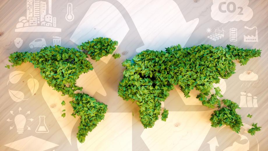 Grüne Weltkarte mit Symbolen der Nachhaltigkeit drumherum