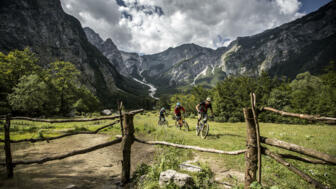 Eine Gruppe an Mountainbiker*innen durch die Julischen Alpen.