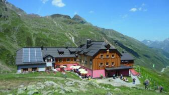 Taschachhaus bei bestem Wetter in den Ötztaler Alpen