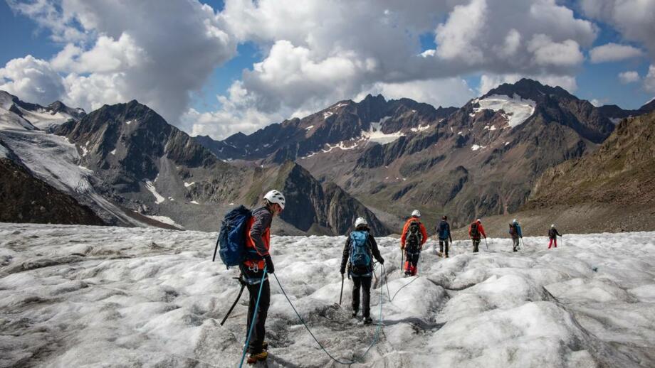Seilschaft beim Grundkurs Eis in den Ötztaler Alpen