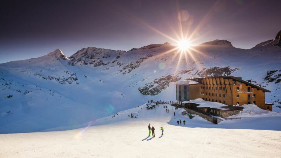 Berghotel Rudolfshütte mit strahlender Sonne im Hintergrund