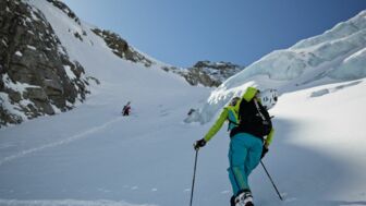 Skitourengeher im Aufstieg unweit des Gipfels in Graubünden
