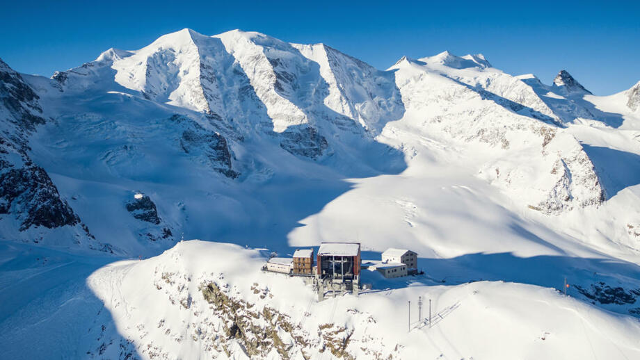 Bergstation Diavolezza umrandet von Berg- und Gletscherlandschaft