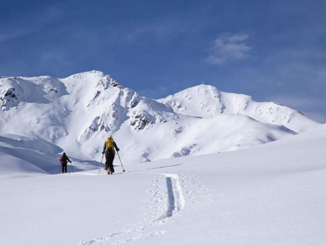 Skitourengeher im verschneiten Defereggental