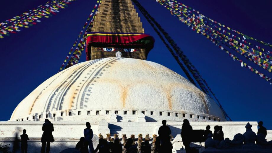 Menschen rasten im Schatten der Stupa