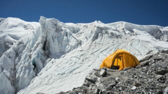 gelbes Zelt mit dem Mera Peak im Hintergrund