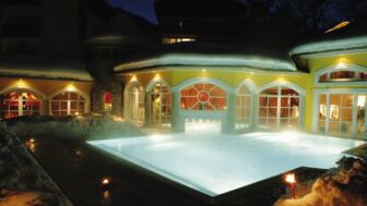 Romantikhotel_ZellamSee_Pool_Winternacht.jpg