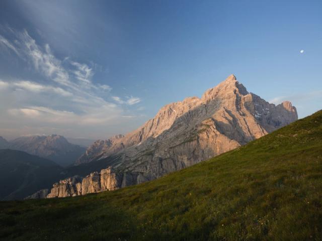 Felsmassiv im Abendlicht in den Alpen