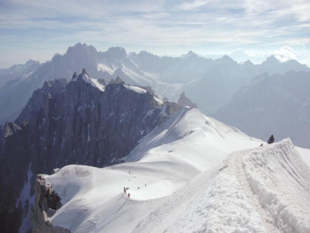 Verschneite Bergkette am Mont Blanc
