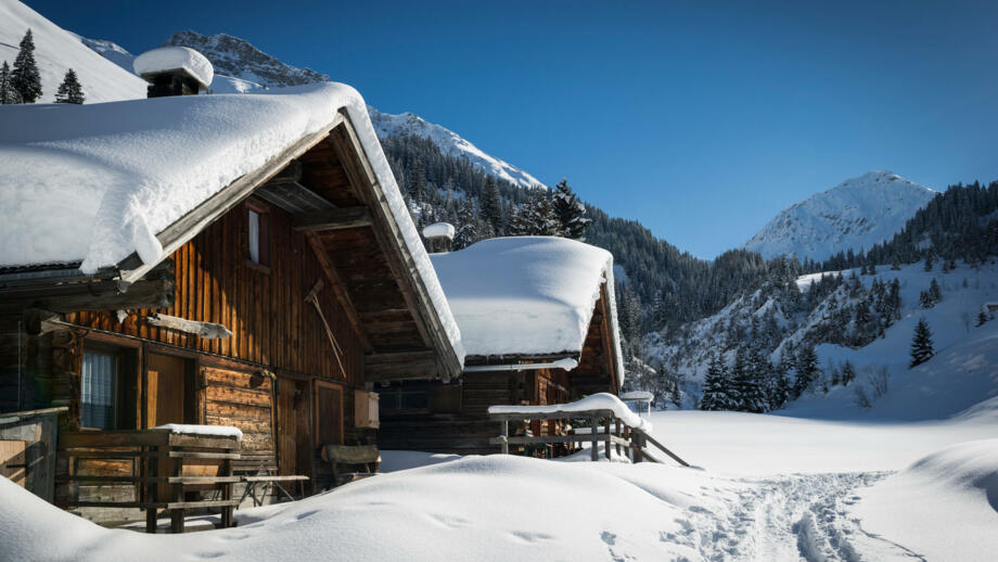 winter-landschaft-schnee-huette-berge-ausblick-allgemein-shutterstock_128951063.jpg