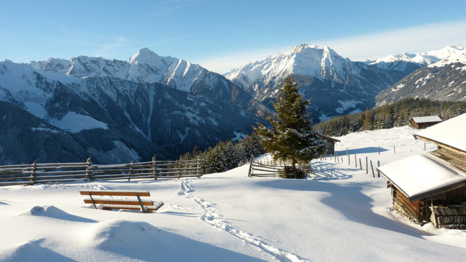 winter-landschaft-schnee-huette-berge-ausblick-allgemein-shutterstock_170906030.jpg