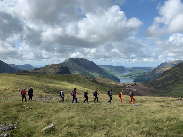 Wanderer auf dem Coast to Coast Trail in der Bergwelt des Lake Districts