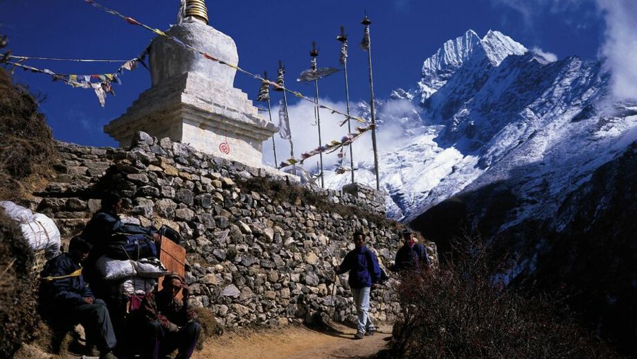 Wanderweg mit Everest im Hintergrund