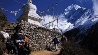 Wanderweg mit Everest im Hintergrund