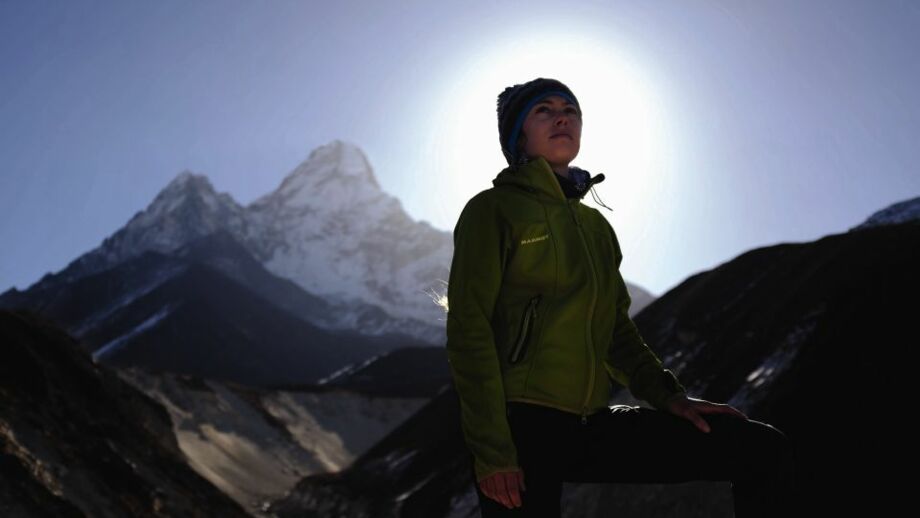 Bergsteigerin mit Everest im Hintergrund