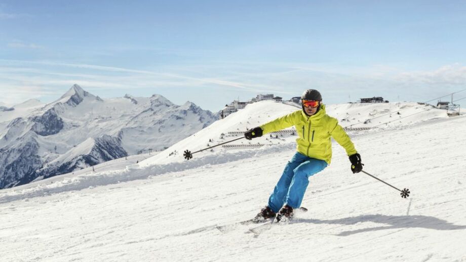 Skifahrer bei der Abfahrt im Skigebiet Kitzsteinhorn