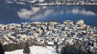 Blick auf Zell am See und schneebedeckte Häuser