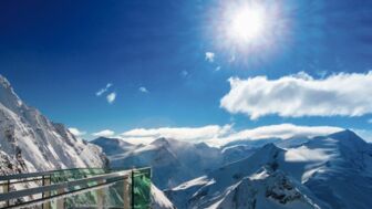 Blauer Himmel und Sonnenschein an der Aussichtsplattform Top of Salzburg