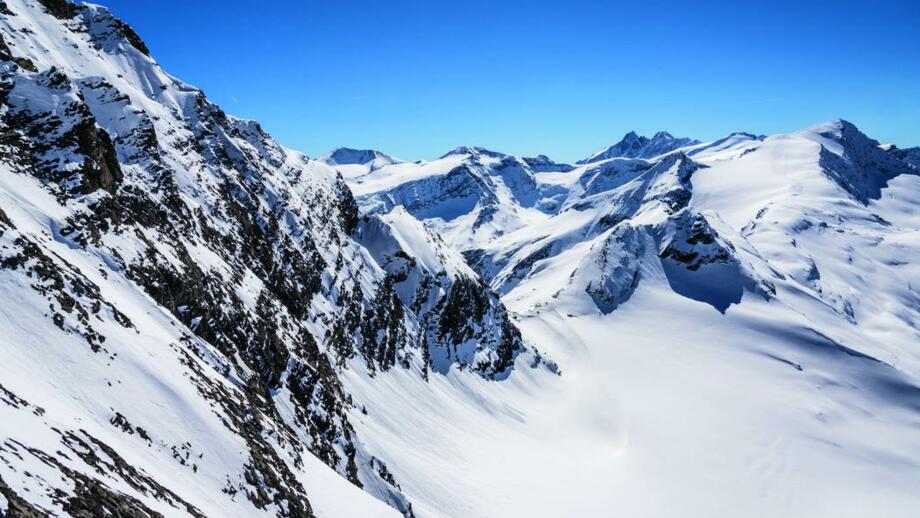 Gebirgszug am Kitzsteinhorn mit schneebedeckten Felsen