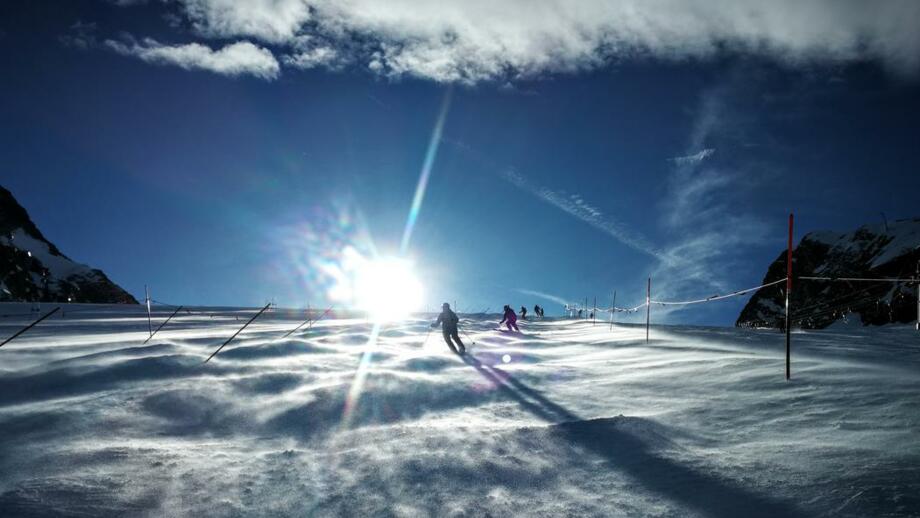 Skifahrer bei der Abfahrt im Skigebiet