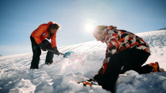 Bergführer und Teilnehmer beim Ausgraben