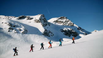 Skitourengruppe bei bestem Wetter rund um die Rudolfshütte