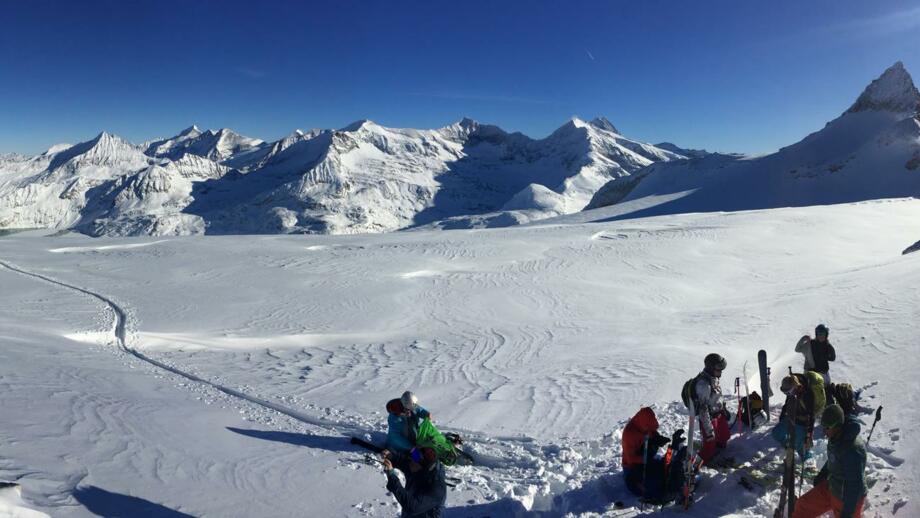 Skitourenkurs Gruppe beim Umbau