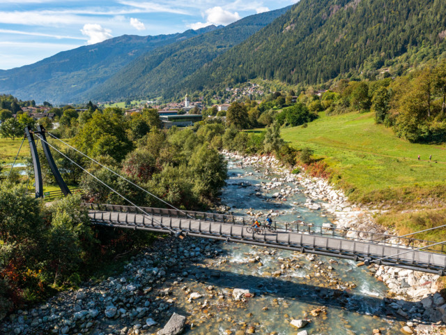 Berglandschaft mit Fluss und Wald im Trentino