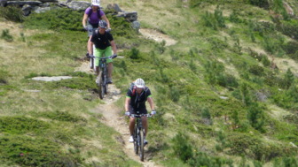 Eine Mountainbikegruppe unterwegs auf einem Trail bei der Ortler-Umrundung.