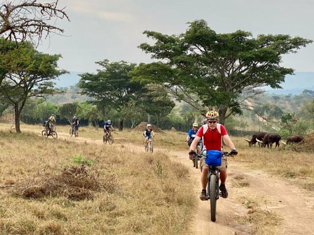 Eine Gruppe mit E-MTB durch Ostafrika.