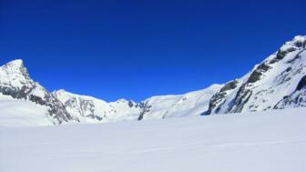 Aufstieg mit Skitourenski Berner Oberland