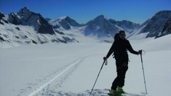 Skitourengeher*in im Berner Oberland