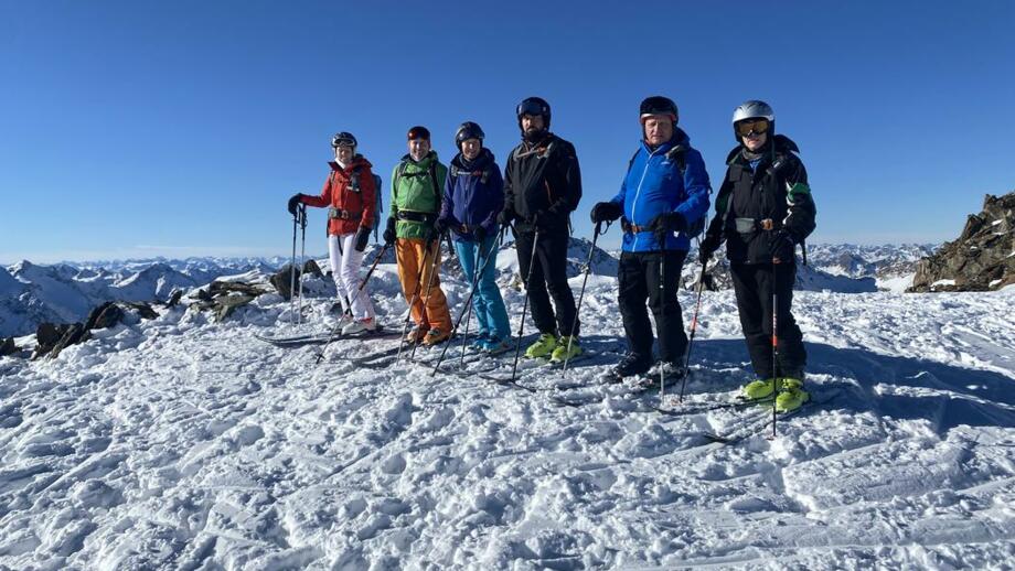 Skifahrer an der Bergstation kurz vor der Abfahrt