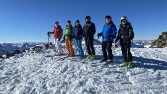 Skifahrer an der Bergstation kurz vor der Abfahrt