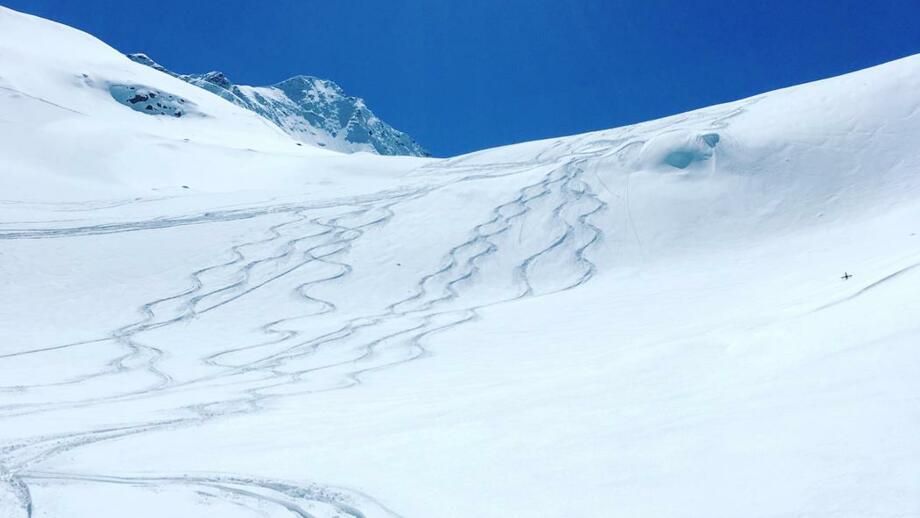 Tiefschneehang mit ein paar Spuren