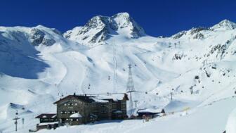 Dresdner Hütte im Gletscherskigebiet Stubaital