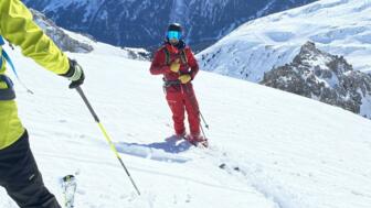 Zwei Skifahrer mit Tieschnee